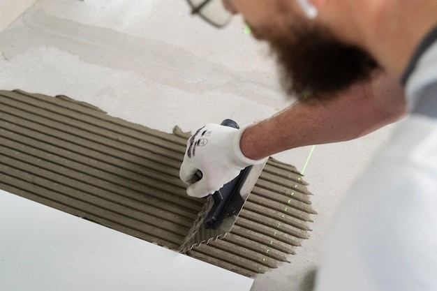 Tiler trabalhando na renovação do apartamento, Imagem